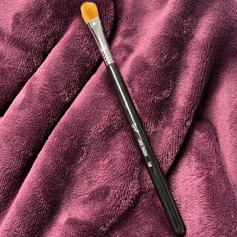 SIGMA BEAUTY LARGE SHADER BRUSH E60